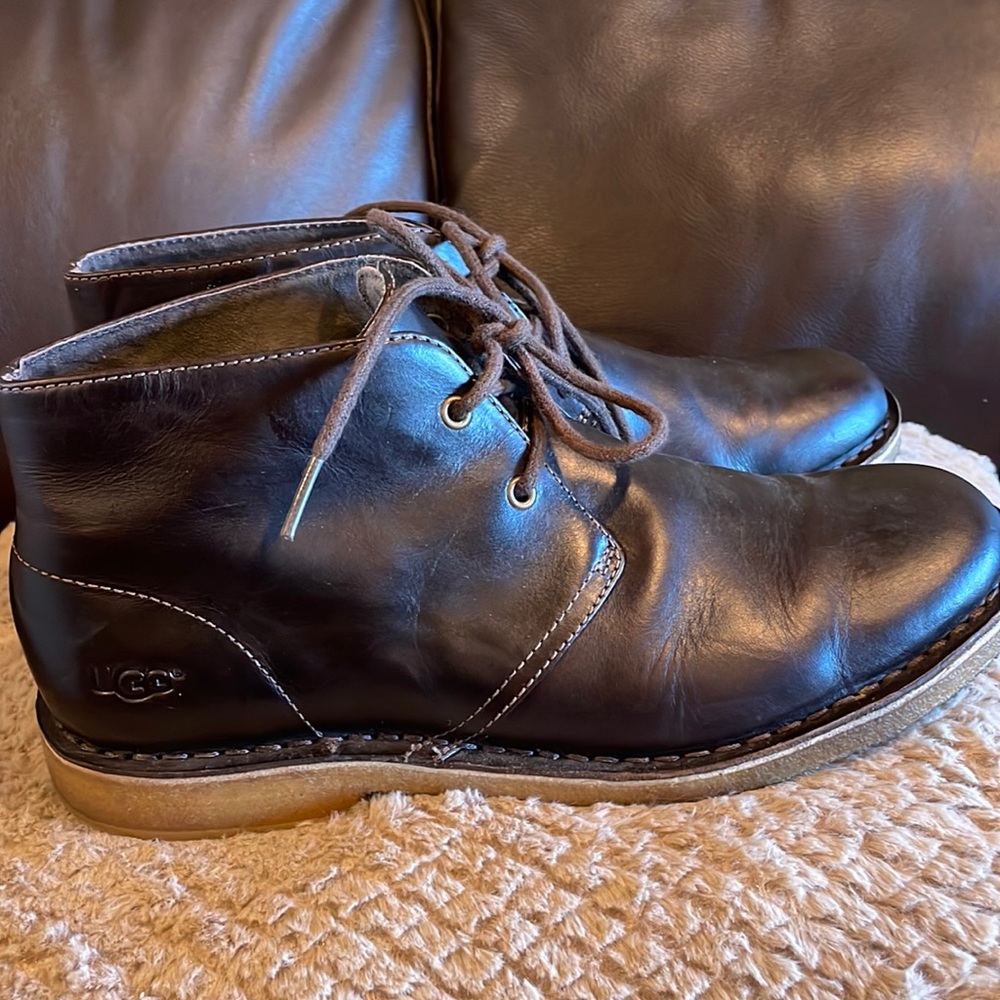 Men UGG Drk brown Leighton Chukka Leather Boots S/N 3275 Sz 9.   Gr condition.